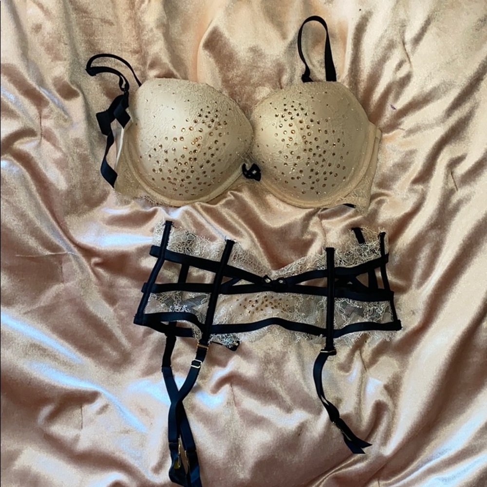 Vs bra 34ddd and XS garter belt. Sold as set
